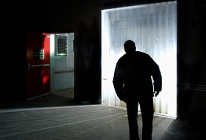 L'uomo si era appostato sotto casa della sua ex (immagine di repertorio)