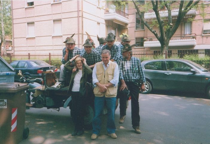 Mirella e Pietro durante l'adunata degli Alpini a Parma, con gli Alpini della Crocera di Barge (Cuneo)