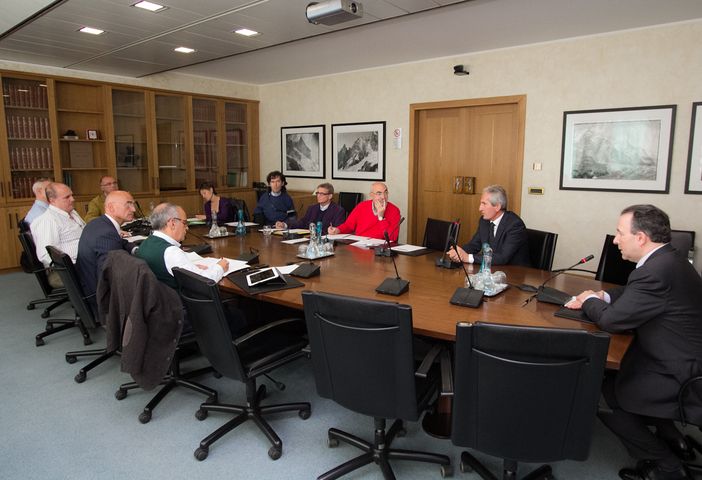 Una riunione della Commissione speciale sui rifiuti