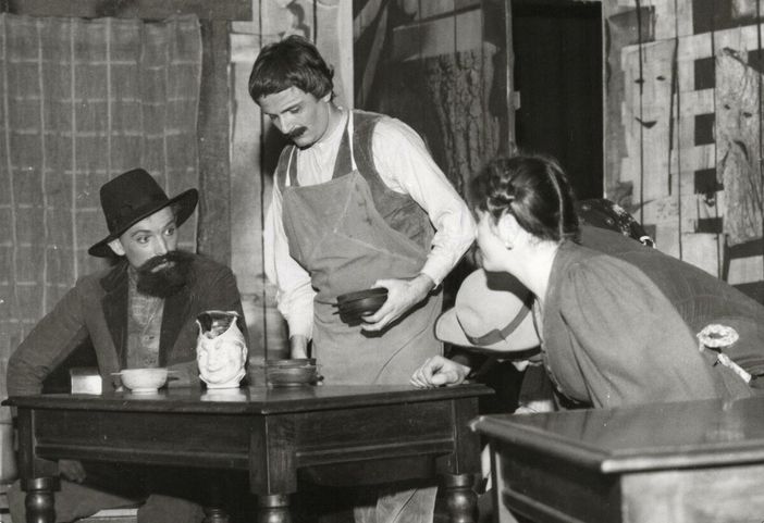 Un moment du spectacle de la 15ᵉ édition du Charaban, présentée au Théâtre Giacosa d’Aoste en 1978. On y reconnaît les acteurs Giorgio Celesia et Mile Danna