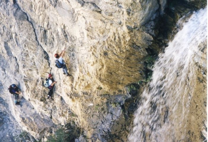 L'imponente cascata a fianco della ferrata L'imponente cascata a fianco della ferrata