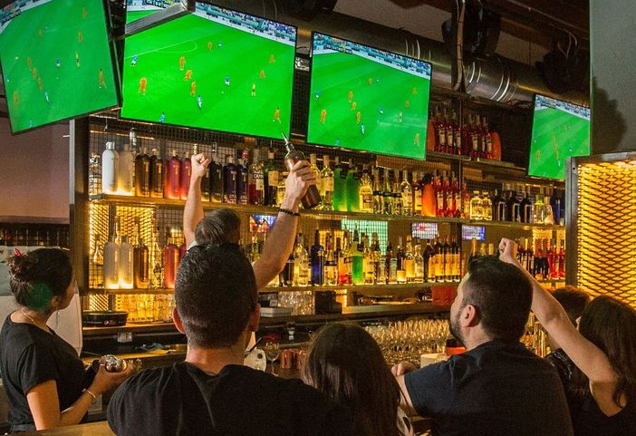 Baristi e ristoratori arrabbiati per l'ordinanza che vieta i maxischermi per seguire la Nazionale