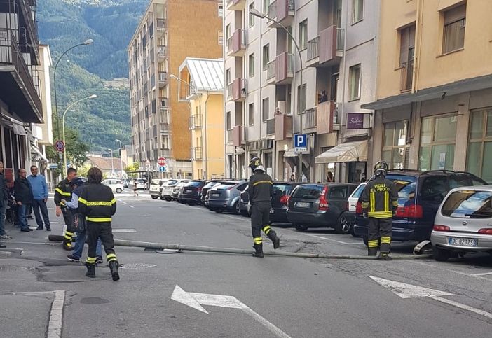 Maltempo, crolla un lampione in via Lys ad Aosta Maltempo, crolla un lampione in via Lys ad Aosta