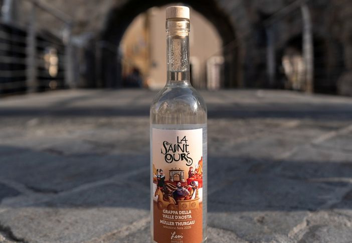 Una bottiglia come un ponte: alla Fiera di Sant’Orso la grappa che unisce tradizione e solidarietà