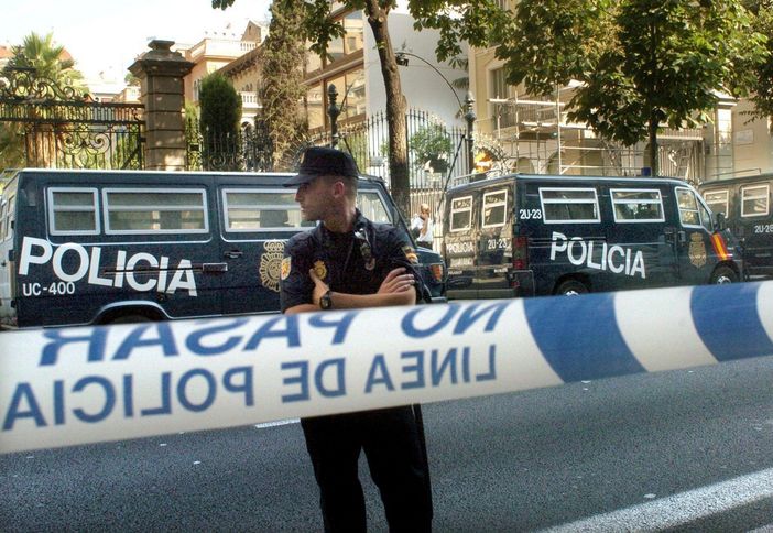Giuseppe Nirta fu assassinato in Spagna (nella foto d'archivio i poliziotti sul luogo dell'attentato) Giuseppe Nirta fu assassinato in Spagna (nella foto d'archivio i poliziotti sul luogo dell'attentato)