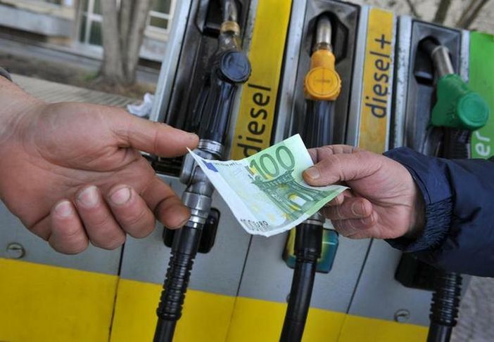 Carburanti e inflazione, marzo accelera ancora: famiglie sotto pressione