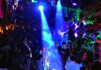 Spray al peperoncino in discoteca, caos e ragazzi in fuga
