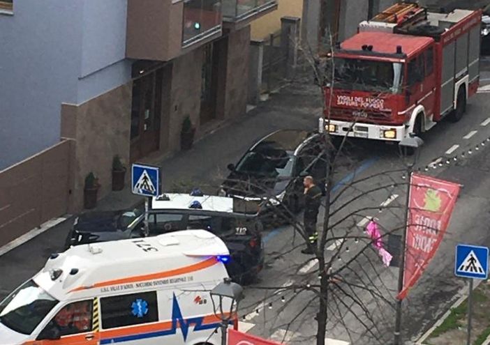 L'intervento dei soccorritori in viale Conte Crotti L'intervento dei soccorritori in viale Conte Crotti