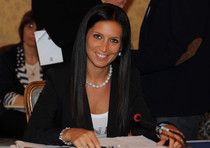 Emily Rini, Presidente Consiglio Valle; in basso Alberto Bertin (Alpe) che denuncia la mancanza di tagli ai costi della politica