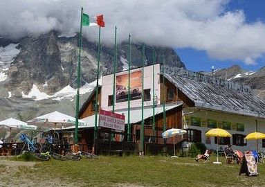 Inchiesta appalti, sequestrato il bar 'Rocce Nere' a Cervinia Inchiesta appalti, sequestrato il bar 'Rocce Nere' a Cervinia