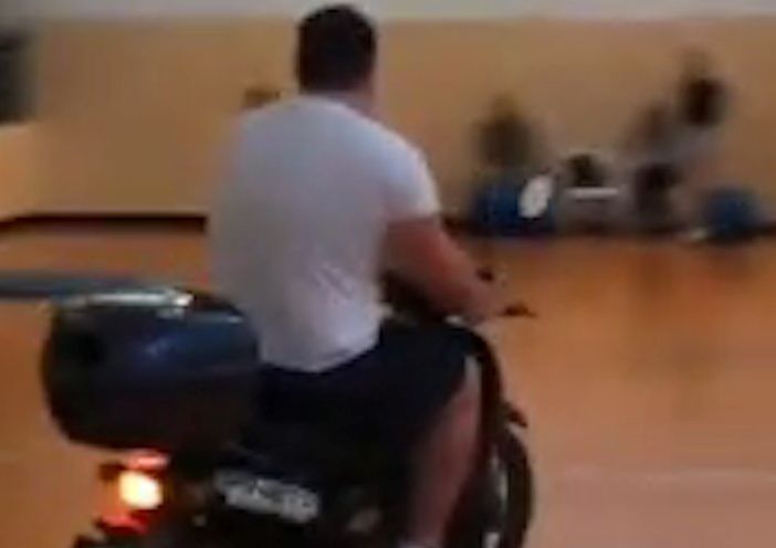 Un fotogramma del video girato dai vandali nella palestra del Montan a Sarre Un fotogramma del video girato dai vandali nella palestra del Montan a Sarre