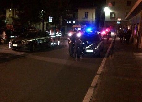 Un intervento della polizia al Billa di piazza Plouves ad Aosta nel novembre scorso