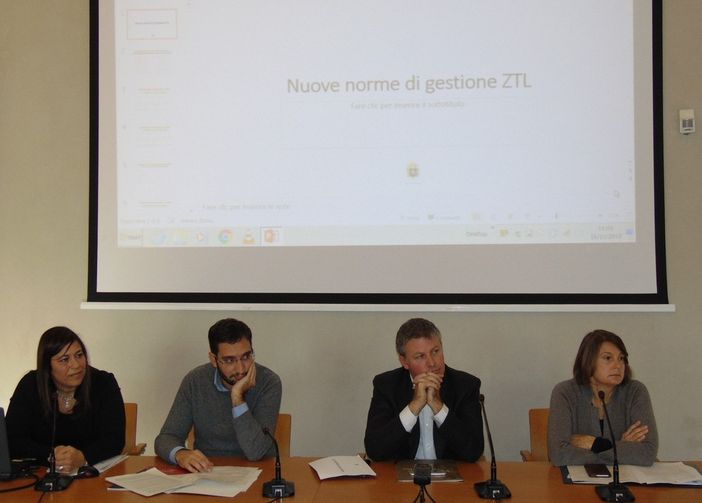 Da sn la dirigente Aps Giulia Pasi, l'assessore Andrea Paron, il sindaco Fulvio Centoz e la vicesindaca Antonella Marcoz