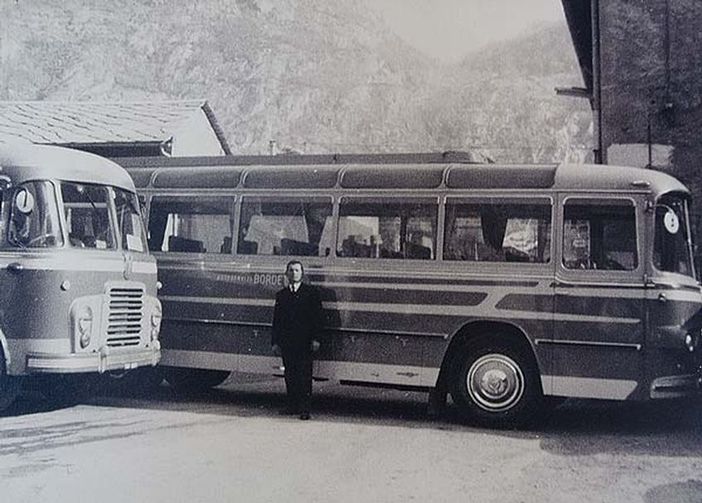 Sergio Calliera con i suoi primi pullman nel 1962