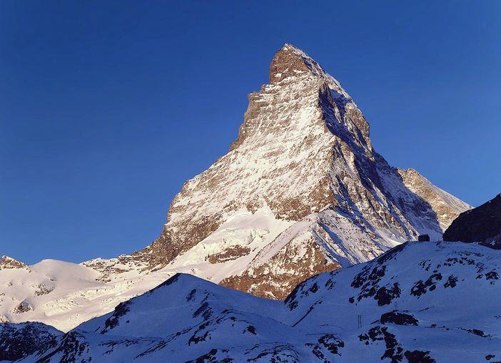 Cadono dal Cervino, salvati dalla corda che s'incastra tra le rocce