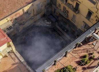 Teatro Sannazaro distrutto, la promessa di Giuli: "Tornerà a splendere". Oggi il ministro a Napoli