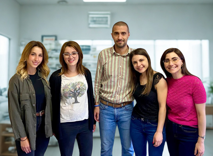Jacopo Luboz e la sua equipe. Da sinistra: Elisa Bidese, Enza Agostino, Jacopo Luboz, Lorenza Giordano, Ilaria Russo