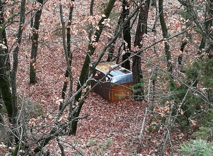 Rottami e rifiuti sparsi nel bosco (cliccare sull'immagine per avviare la gallery) Rottami e rifiuti sparsi nel bosco (cliccare sull'immagine per avviare la gallery)