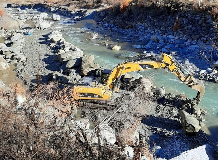 Una ruspa nel letto del Grand Eyvia Una ruspa nel letto del Grand Eyvia