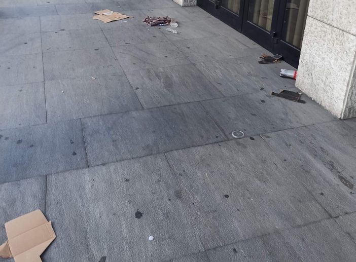 Portici di Palazzo regionale sempre più discarica nell'indifferenza dei 'custodi del bene pubblico'