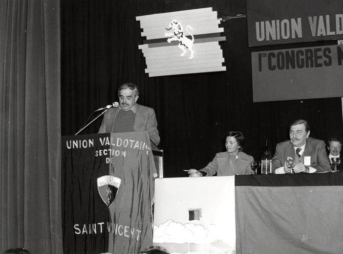 Marino Pasquettaz in un suo intervento a un'assemblea dell'Uv negli anni Settanta Marino Pasquettaz in un suo intervento a un'assemblea dell'Uv negli anni Settanta