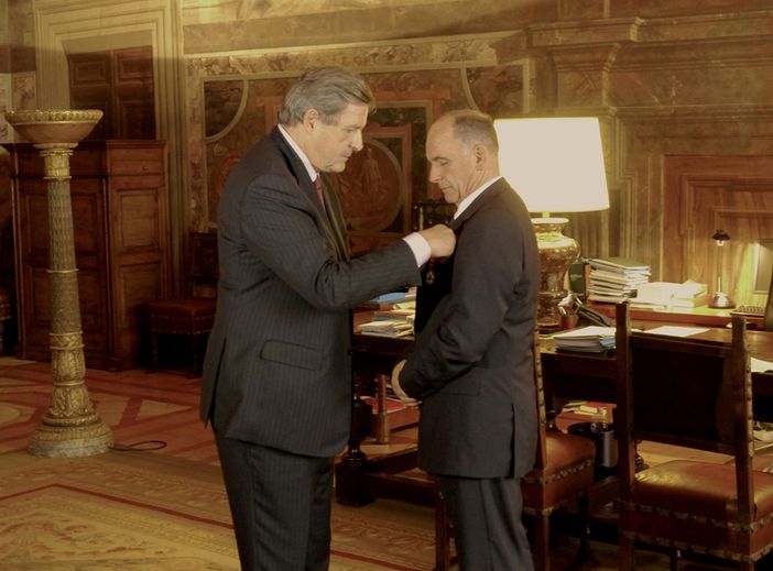 Les insignes d’officier de la Légion d’Honneur ont été remis au Président Augusto Rollandin