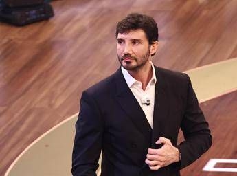 Sanremo, il passaggio di testimone per il 2027: l'investitura di Conti a De Martino oggi in diretta