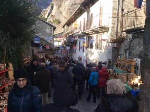 Fiera di Sant'Orso Donnas 2020: Dalla Veillà ecologica all'artigianato 'colto' il Borgo accoglie migliaia di visitatori Fiera di Sant'Orso Donnas 2020: Dalla Veillà ecologica all'artigianato 'colto' il Borgo accoglie migliaia di visitatori