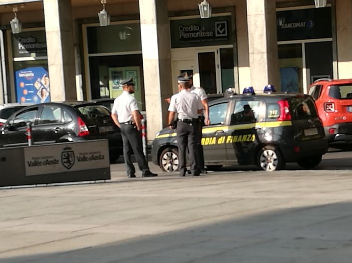 Controlli delle Forze dell'ordine per gli skaters troppo esuberanti in place Deffeyes Controlli delle Forze dell'ordine per gli skaters troppo esuberanti in place Deffeyes