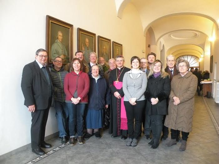 Foto ricordo dei giornalisti con il Vescovo; a sinistra il can. Renato Roux, Rettore del Seminario Foto ricordo dei giornalisti con il Vescovo; a sinistra il can. Renato Roux, Rettore del Seminario