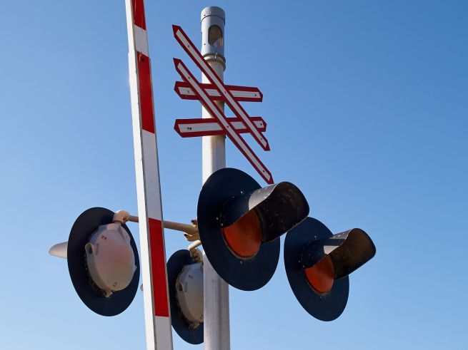 Passaggio a livello resta aperto, linea Aosta-Ivrea in tilt Passaggio a livello resta aperto, linea Aosta-Ivrea in tilt