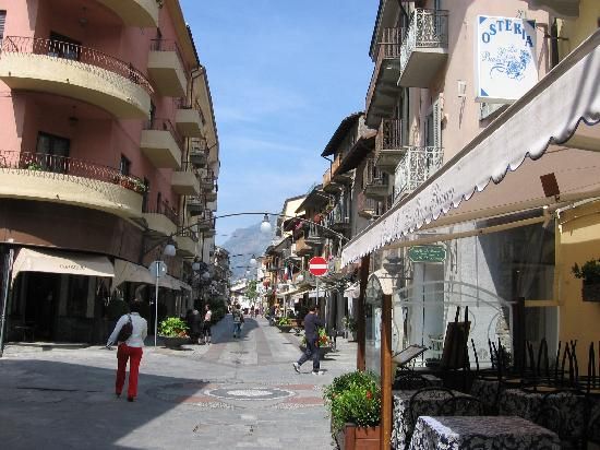 La donna deceduta abitava a Saint-Vincent (nella foto la via del centro storico)