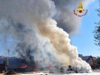 Paura a Roma, esplode cisterna di gas: feriti 8 poliziotti, vigile del fuoco e operatore 118. Testimoni: &quot;Sembrava una bomba&quot; - Video