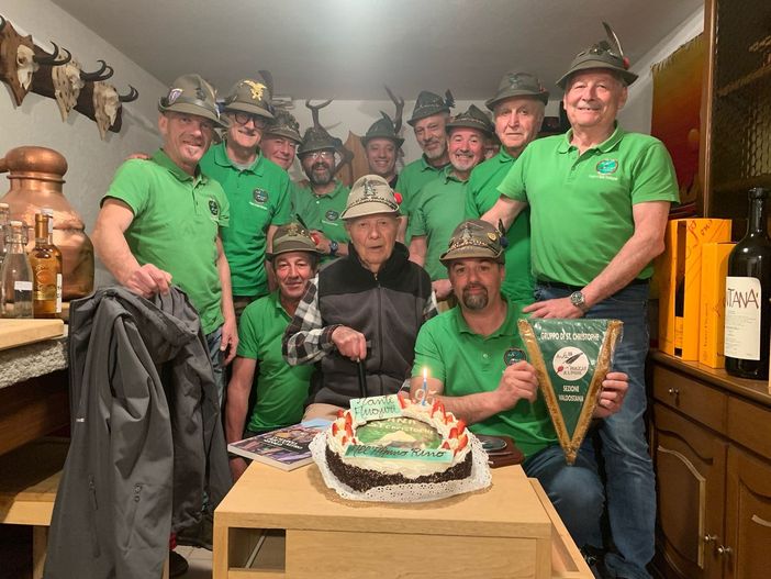 Rino Chevrier, un Alpino che ha segnato la storia di Saint-Christophe: 95 anni di dedizione e spirito di comunità Rino Chevrier, un Alpino che ha segnato la storia di Saint-Christophe: 95 anni di dedizione e spirito di comunità