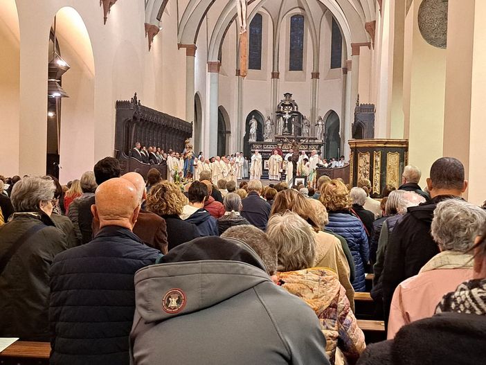 Una Cattedrale gremita, il cuore vuoto: la Valle piange Papa Francesco