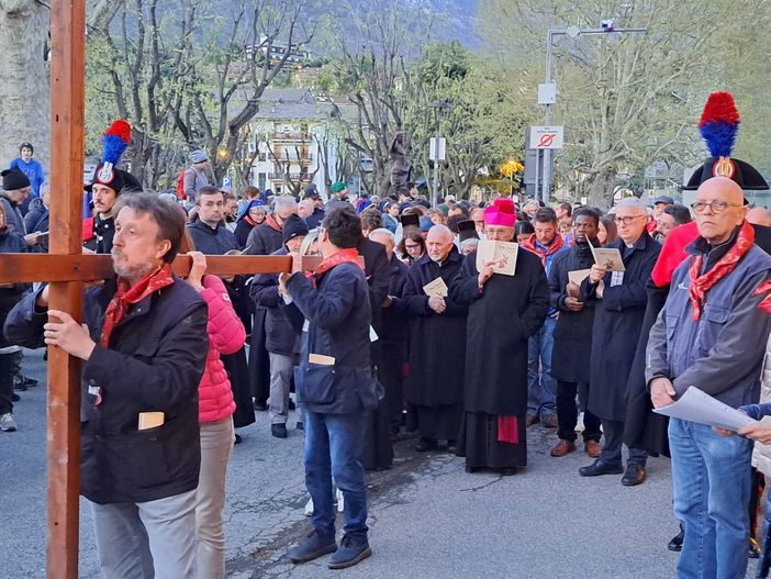 Via Crucis nel cuore di Aosta: una città e una diocesi che portano la Croce, una comunità che cammina unita Via Crucis nel cuore di Aosta: una città e una diocesi che portano la Croce, una comunità che cammina unita