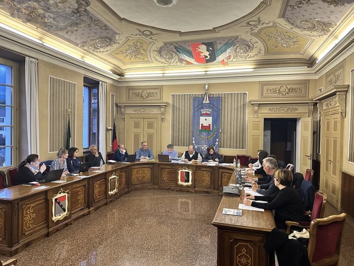 Chatillon: Bilancio in ordine, ma tensioni in aula e lavori pubblici che preoccupano i cittadini