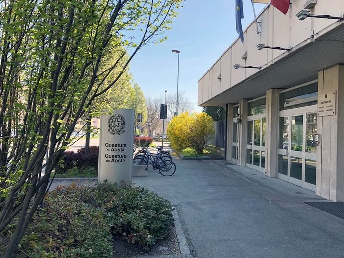 Polizia in Valle d’Aosta: un anno di presenza concreta e vicinanza alla comunità; 158 patenti e 257 carte di circolazione ritirate. Ben 24.904 punti patente sono stati decurtati Polizia in Valle d’Aosta: un anno di presenza concreta e vicinanza alla comunità; 158 patenti e 257 carte di circolazione ritirate. Ben 24.904 punti patente sono stati decurtati