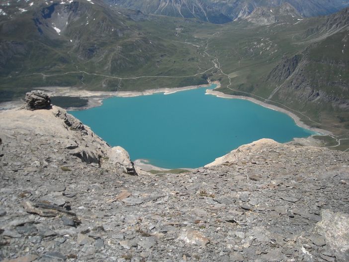 Il lago del Moncenisio, dalie cime che stiamo percorrendo, non sembra vasto come è in realtà