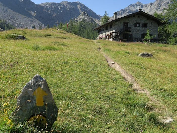 Trekeau, Covarey e rifugio Barbustel: trekking tra boschi e laghi alpini