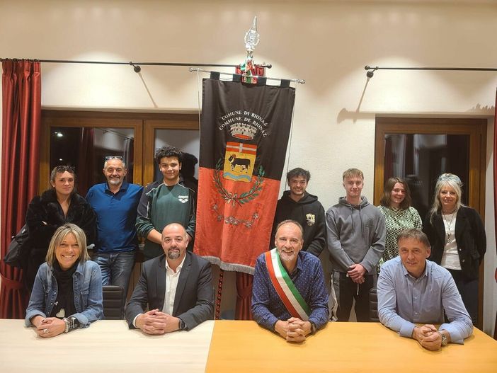 eduti da sx l’Assessore Chantal Giachino, il Vicesindaco Albert Joseph Betemps, il Sindaco Valter Nicase e l’Assessore Paolo Barailler. In piedi da sx i consiglieri Jotaz Petitjacques Sharon, Patrizio Bionaz, Simon Carvalho, Mathieu Betemps, Andrea Cecchelero, Noemi Betemps e Maura Petitjacques