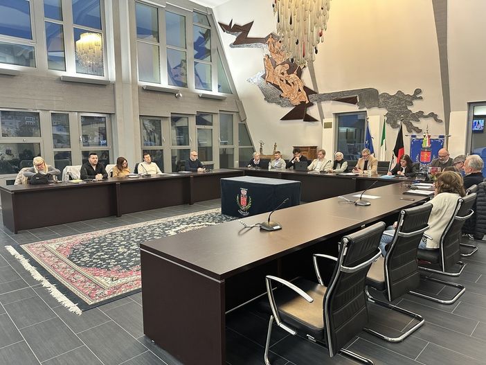 Bilancio, commissioni e accordi scolastici: il Consiglio di Saint-Vincent fa il punto  Sommario: