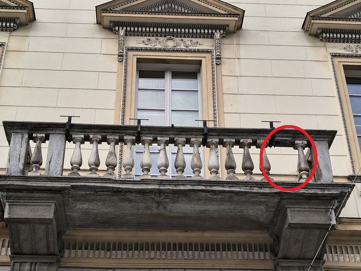 Aosta: Distacco di un elemento in pietra del balcone del Municipio