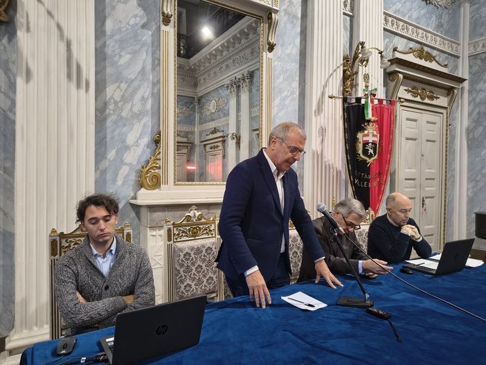 L'assessore Cometto illustra il Peba L'assessore Cometto illustra il Peba