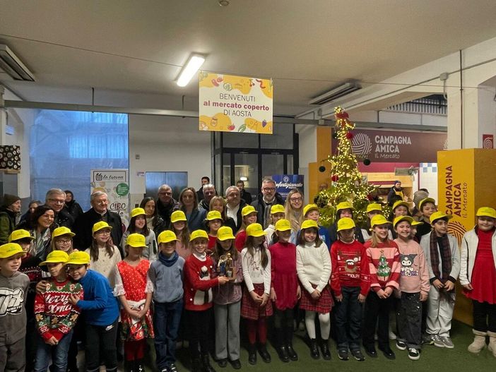 Nel cuore del mercato, un presepe che parla al presente