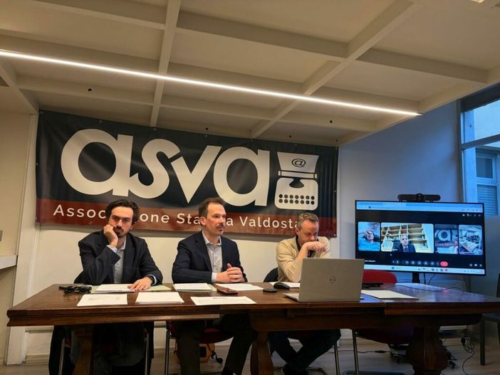 Al centro Alessandro Mano, segretario dell'Associazione Stampa Valdostana - FNSI.  A sn. Il tesoriere Thomas Piccot e a ds François domaine presidente dell'Assemblea