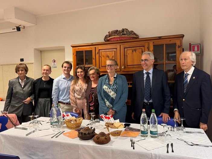 Da sn: vicepes. Circolo Ornella Pizzoli; 3 universitari responsabili di reti CA VdA (Elisabetta Anro' ambiente, Luca Germanetti Europa, Beatrice Somaglia Giovani, studio-lavoro); Maria Grazia Vacchina, pres. Circolo; Paola Vacchina, Giovanni Donati; Massimo Bal, tesoriere Circolo Da sn: vicepes. Circolo Ornella Pizzoli; 3 universitari responsabili di reti CA VdA (Elisabetta Anro' ambiente, Luca Germanetti Europa, Beatrice Somaglia Giovani, studio-lavoro); Maria Grazia Vacchina, pres. Circolo; Paola Vacchina, Giovanni Donati; Massimo Bal, tesoriere Circolo