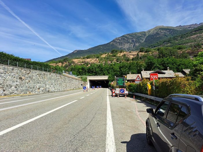 Da oggi chiuse le gallerie di Sorreley: per raggiungere la Valle del Gran San Bernardo e la Svizzera si passa da Aosta e via Roma