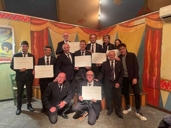 Da sn: Lorent Luca, Basile Vincenzo, Vaser Manuel, Calcagno Guido, Welf Anna Lucia, Panizza Daniela, Milliery Luca, Di Vincenzo Giuseppe, insieme ad Alberto Levi, Nicola Abbrescia e Teo Musso. Tra i beersommelier non presenti all'evento anche: Clerin Simone, Guichardaz Chiara, Borghi Sylvie, La Rosa Stefano, Mammoliti Daniele, Oro Luca, Brunod Genny. Da sn: Lorent Luca, Basile Vincenzo, Vaser Manuel, Calcagno Guido, Welf Anna Lucia, Panizza Daniela, Milliery Luca, Di Vincenzo Giuseppe, insieme ad Alberto Levi, Nicola Abbrescia e Teo Musso. Tra i beersommelier non presenti all'evento anche: Clerin Simone, Guichardaz Chiara, Borghi Sylvie, La Rosa Stefano, Mammoliti Daniele, Oro Luca, Brunod Genny.