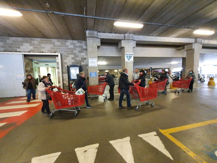 Code davanti ad un supuermercato Code davanti ad un supuermercato